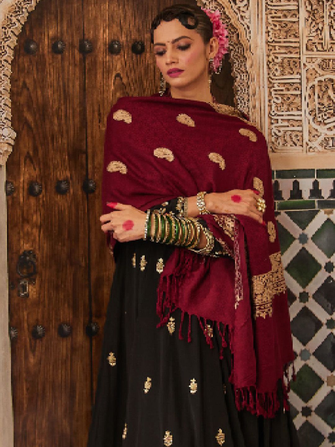 Dhiyona PA Women Paisley Embroidered Shawl