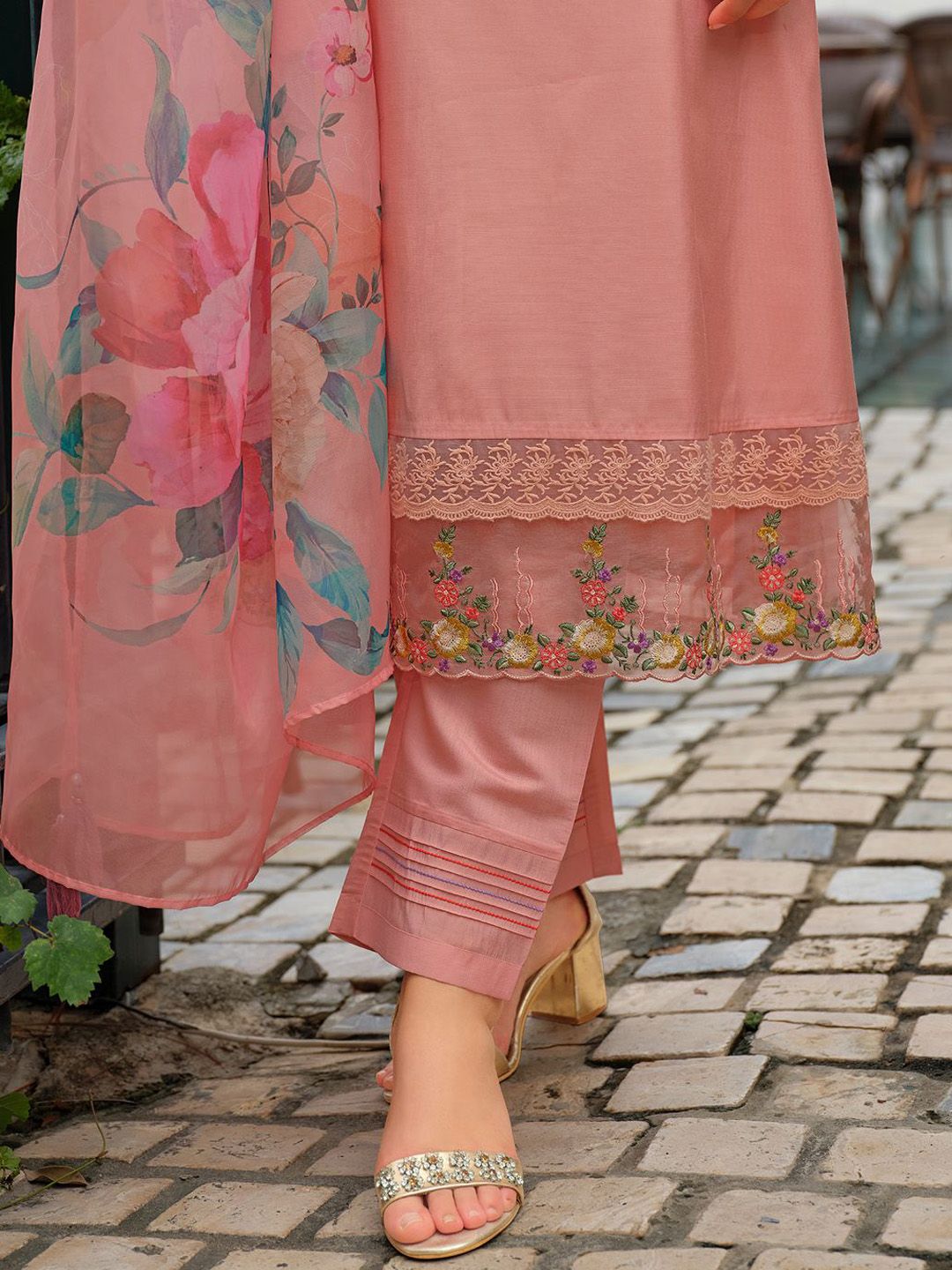 Women Floral Embroidered Regular Thread Work Kurta with Trousers & With Dupatta