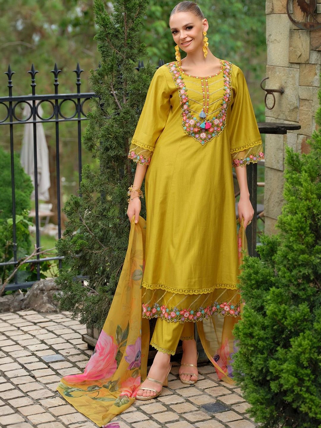 Women Floral Embroidered Regular Thread Work Liva Kurta with Trousers & Dupatta