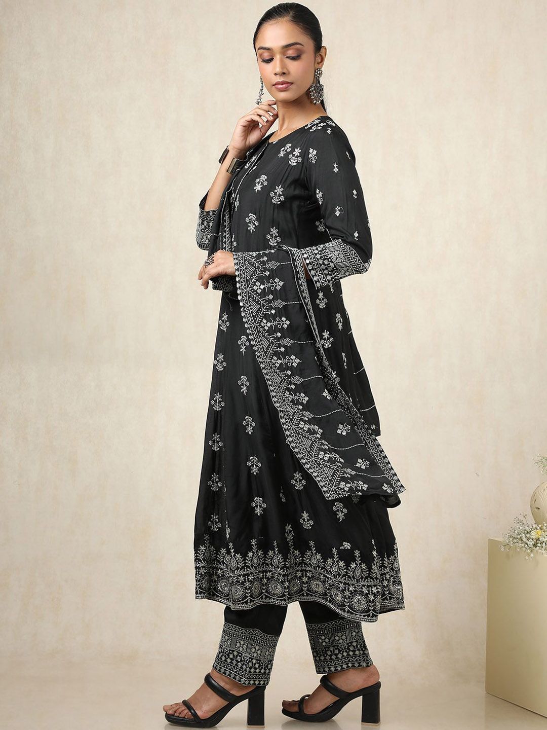 Dhiyona SO Women's Floral Embroidered Thread Work Pure Cotton A-Line Kurta With Trousers And Dupatta