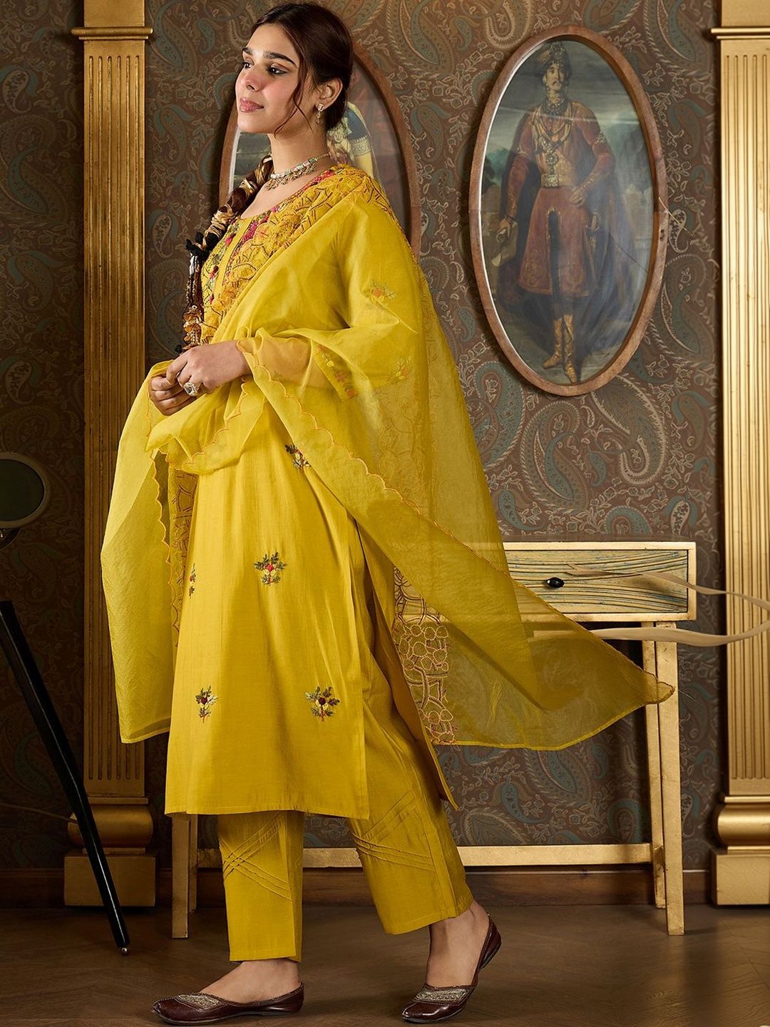 Women Floral Embroidered Regular Thread Work Kurta with Trousers & With Dupatta