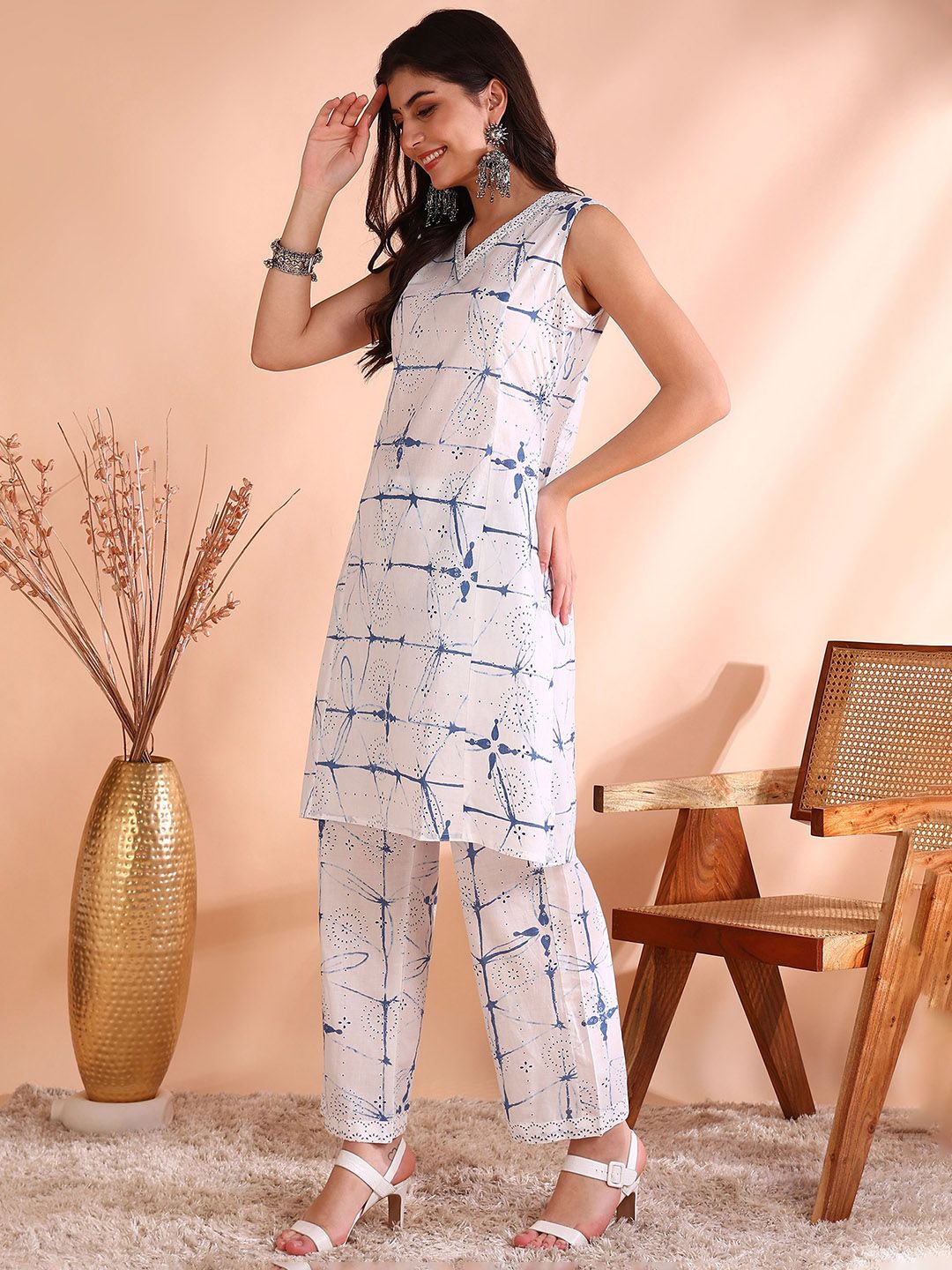 Dhiyona OD  Geometric Printed V-Neck Pure Cotton Straight Kurta With Trouser