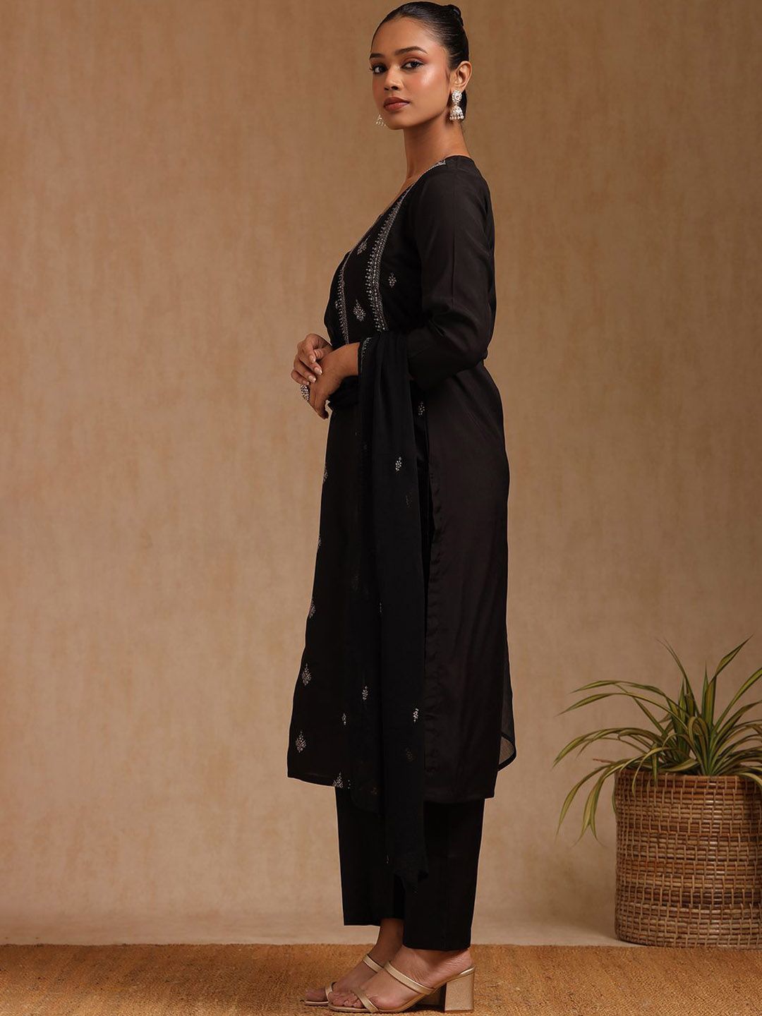 Dhiyona SO Women's Floral Embroidered Notch Neck Sequinned Straight Kurta With Trousers & Dupatta