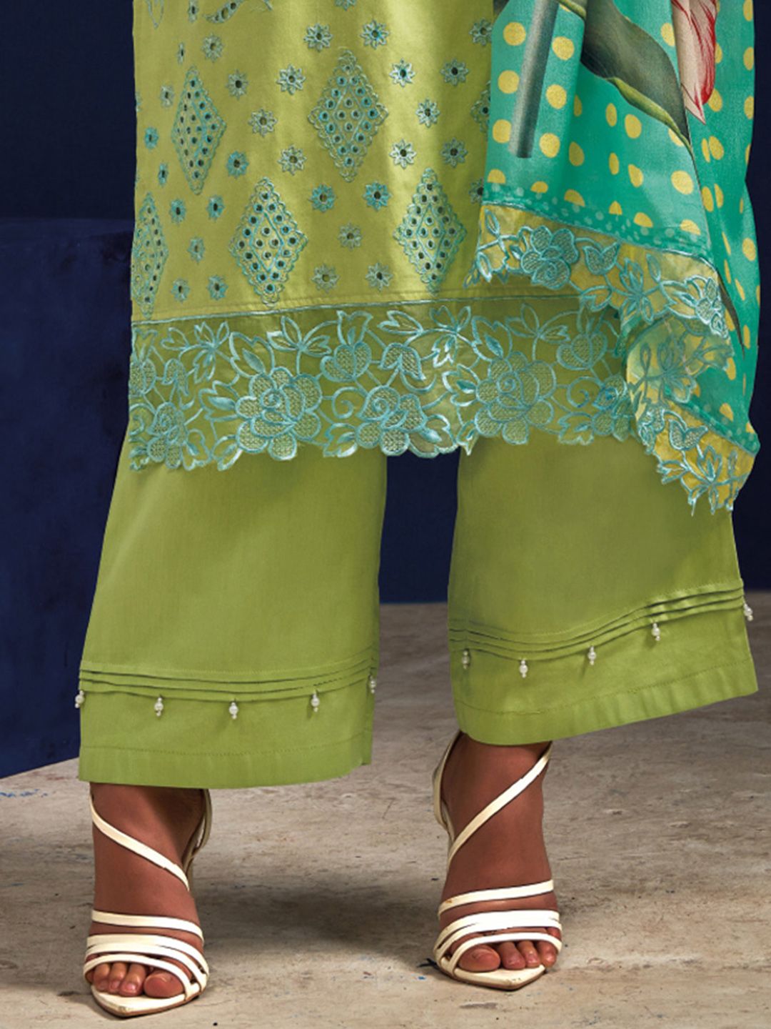 Women Floral Embroidered Regular Thread Work Kurta with Trousers & With Dupatta