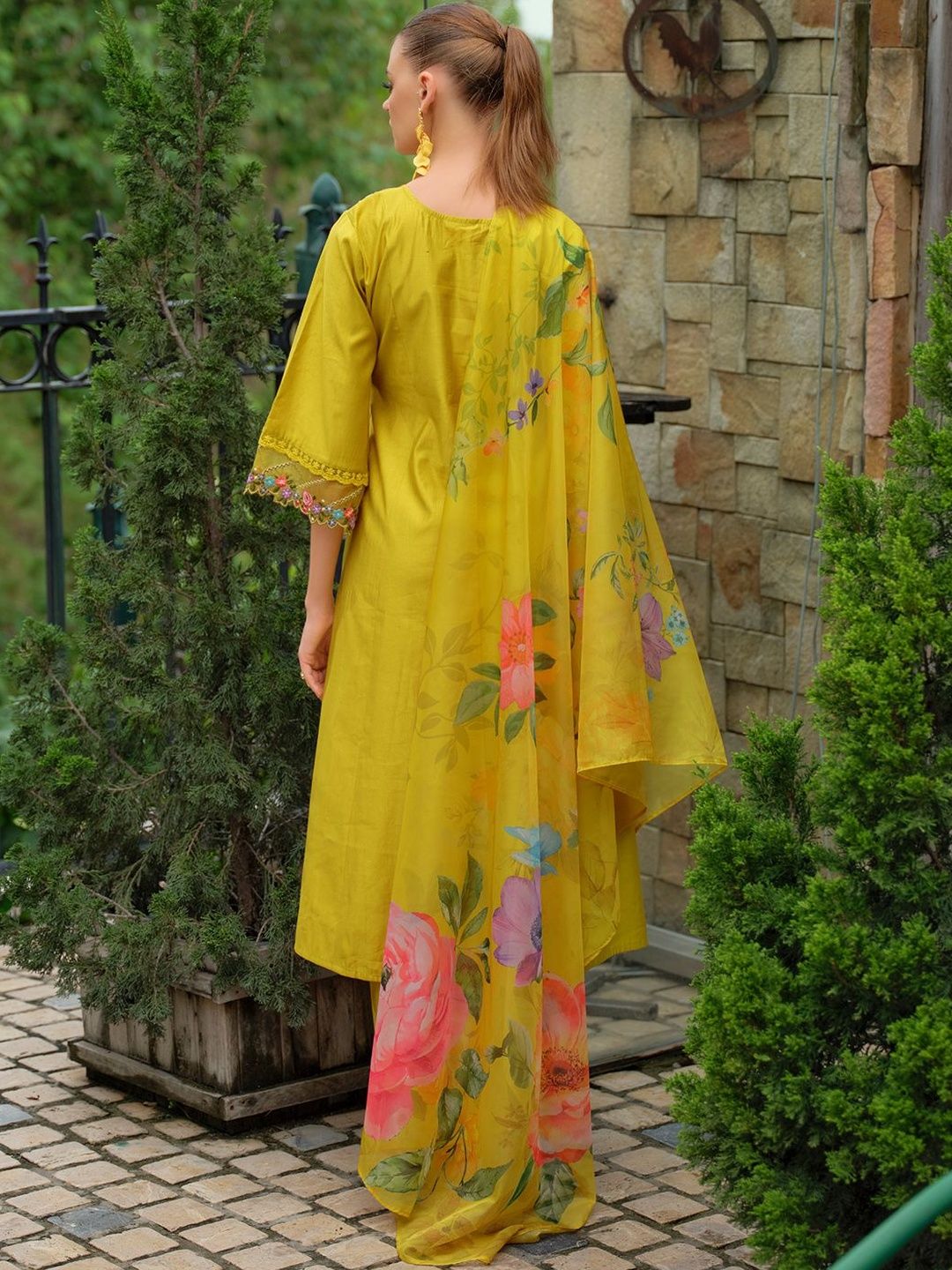 Women Floral Embroidered Regular Thread Work Liva Kurta with Trousers & Dupatta