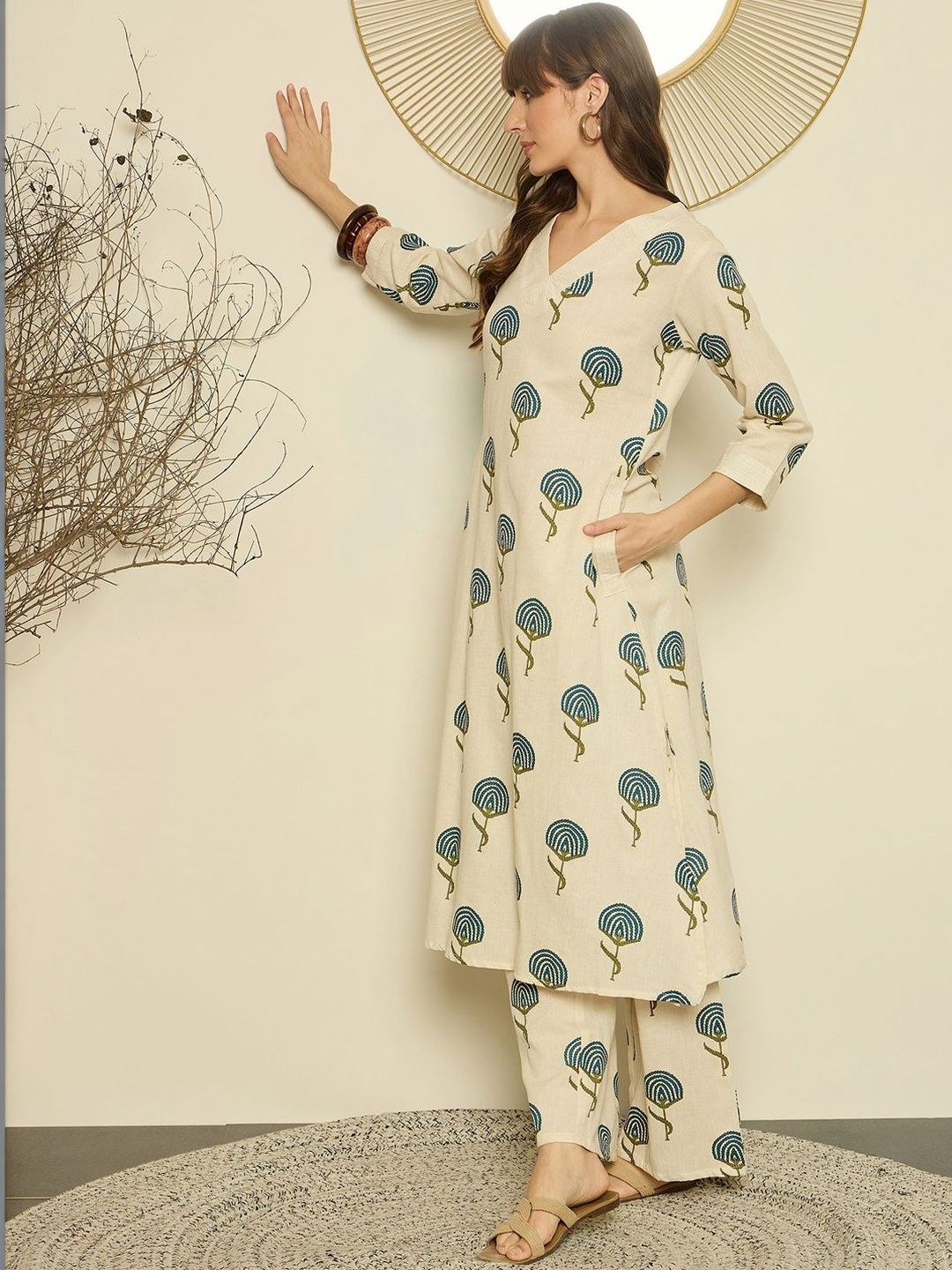 Women Floral Printed Regular Kurta with Trousers