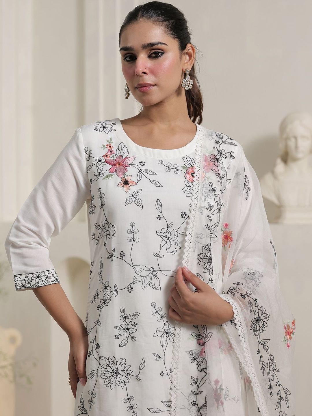 Women Floral Embroidered Thread Work Kurta With Trousers & Dupatta Kurta Sets