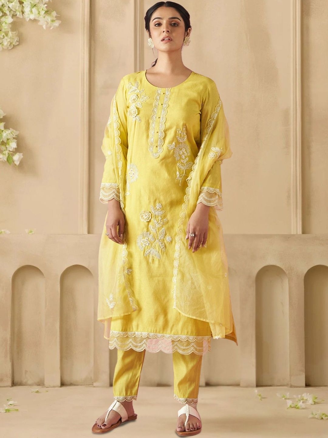 Women Floral Embroidered Regular Thread Work Kurta with Trousers & With Dupatta