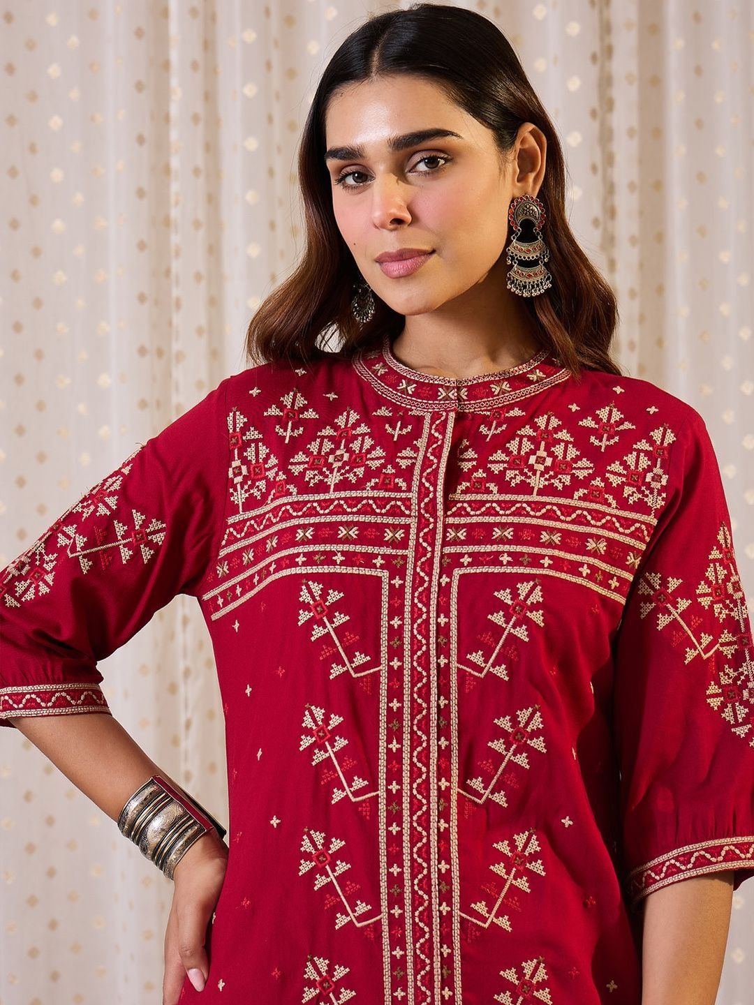 Women Geometric Embroidered Kurta with Trousers