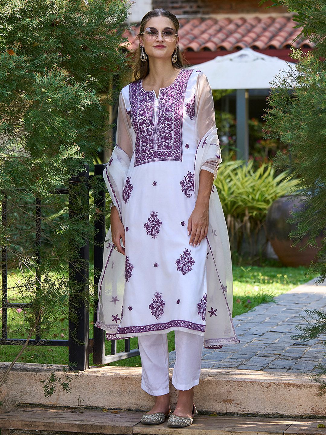 Women Floral Embroidered Regular Thread Work Kurta with Trousers & With Dupatta