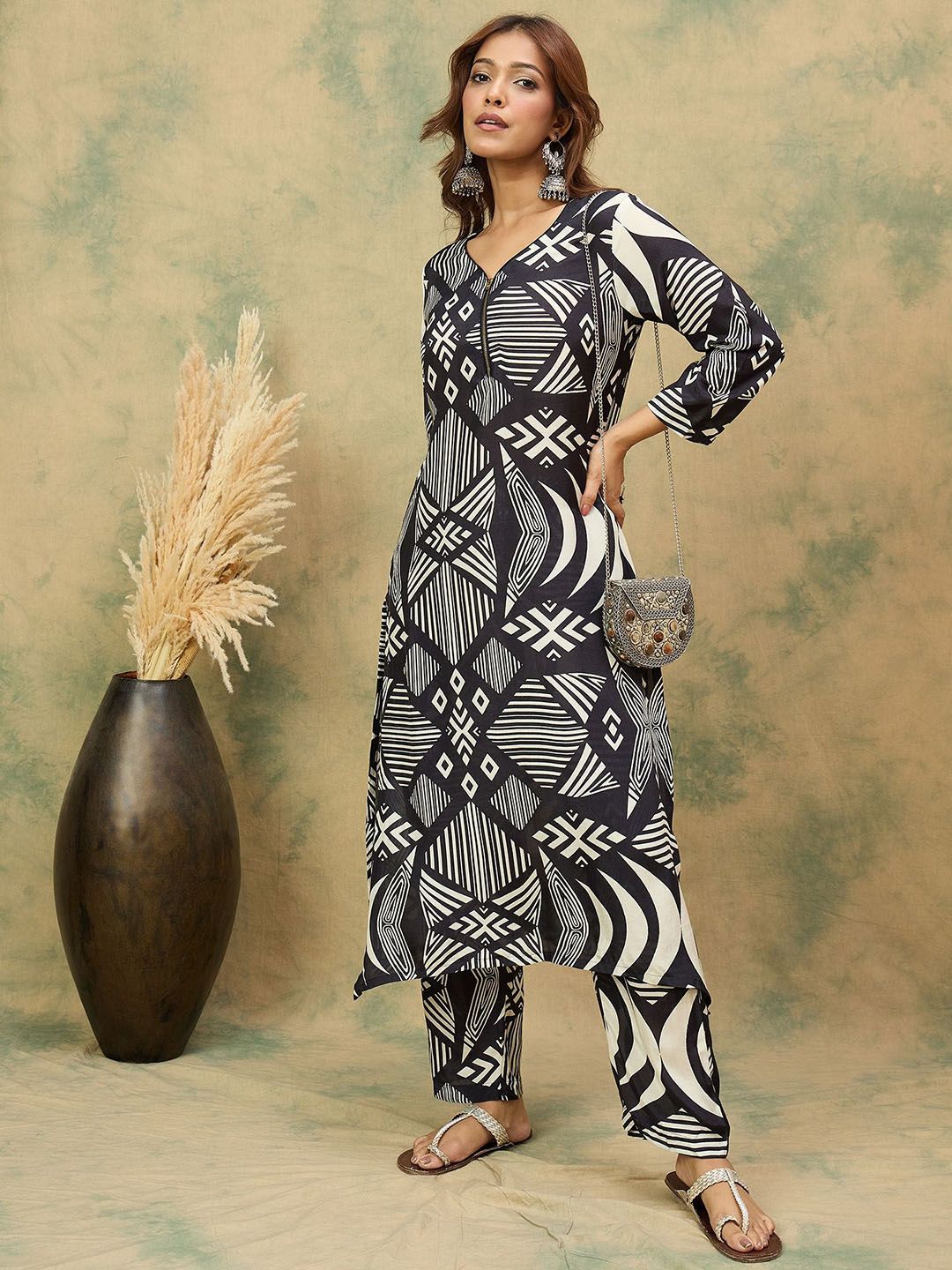 Dhiyona VA Women's Geometric Printed V-Neck Kurta with Trousers