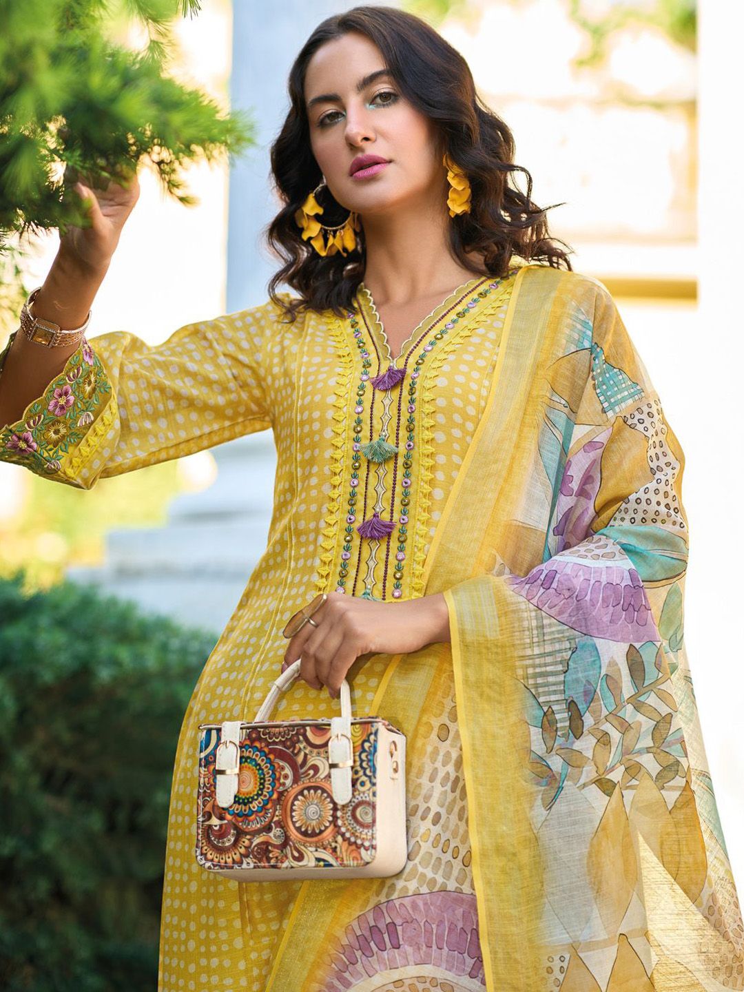 Women Floral Embroidered Thread Work Linen Kurta with Trousers & With Dupatta