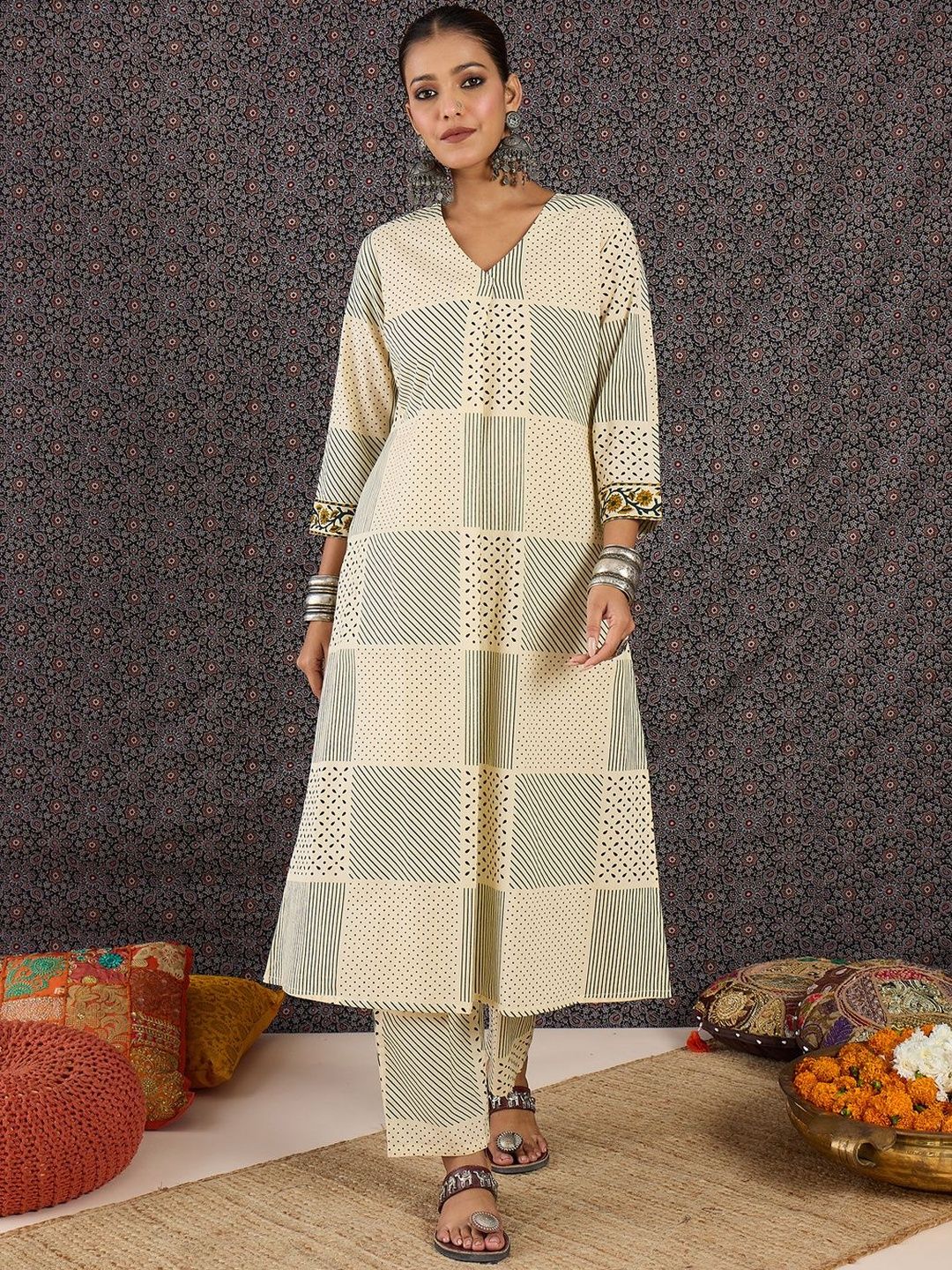 Women Printed Pleated Pure Cotton Kurta with Trousers