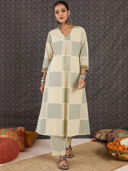 Women Printed Pleated Pure Cotton Kurta with Trousers