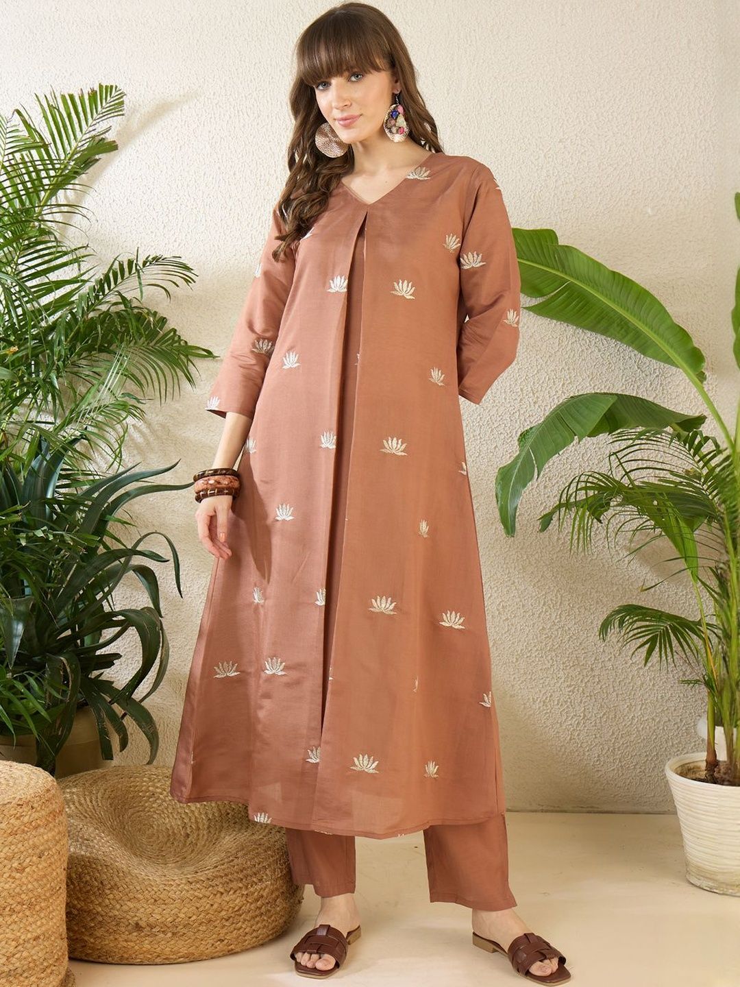 Dhiyona IE Floral Embroidered V-Neck Three-Quarter Sleeves Tunic And Trousers