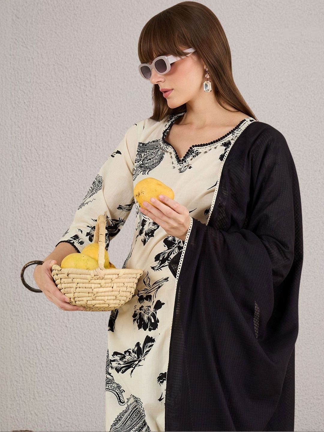 Dhiyona IE Women Floral Printed Regular Thread Work Pure Cotton Kurta with Trousers & With Dupatta