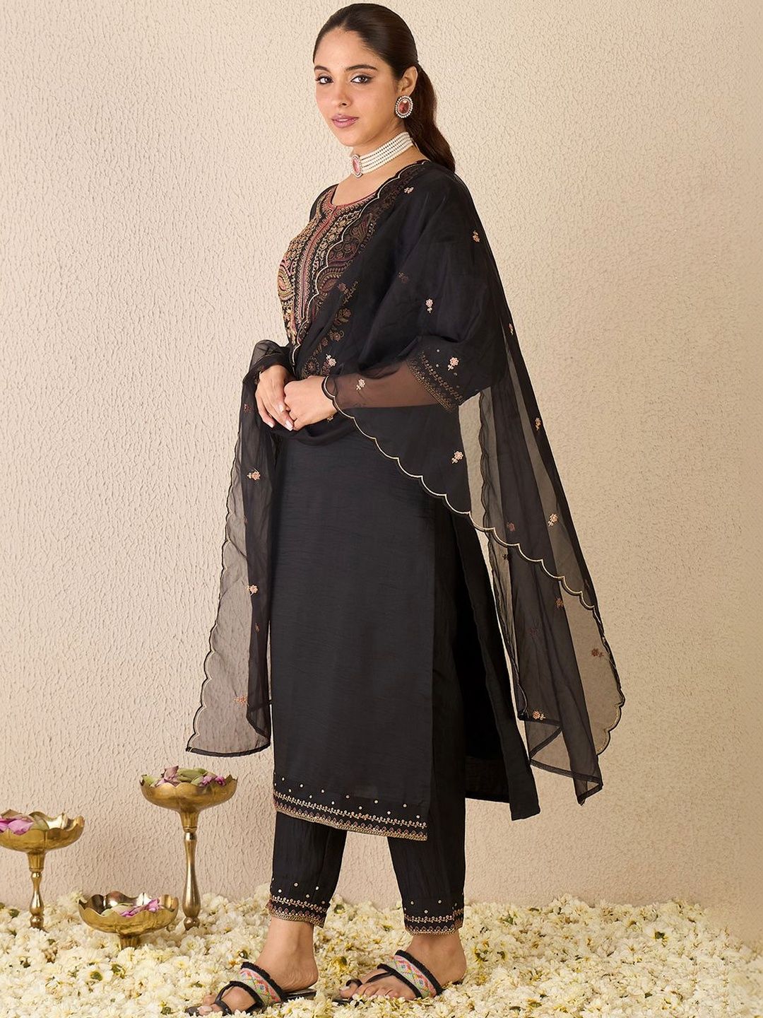 Women Ethnic Motifs Embroidered Regular Thread Work Pure Cotton Kurta with Trousers & With Dupatta