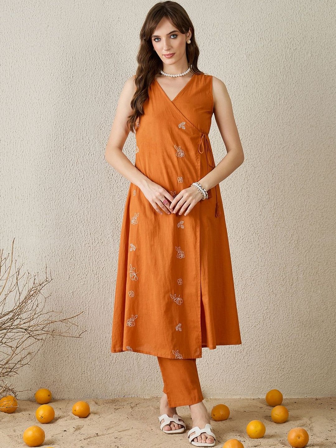 Women Floral Embroidered Pure Cotton Kurta with Trousers