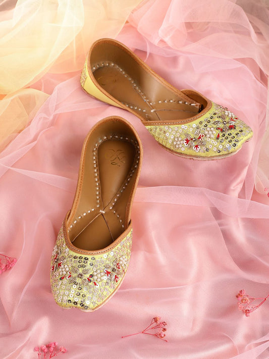 Dhiyona HOP Women Embellished Ethnic Mojaris
