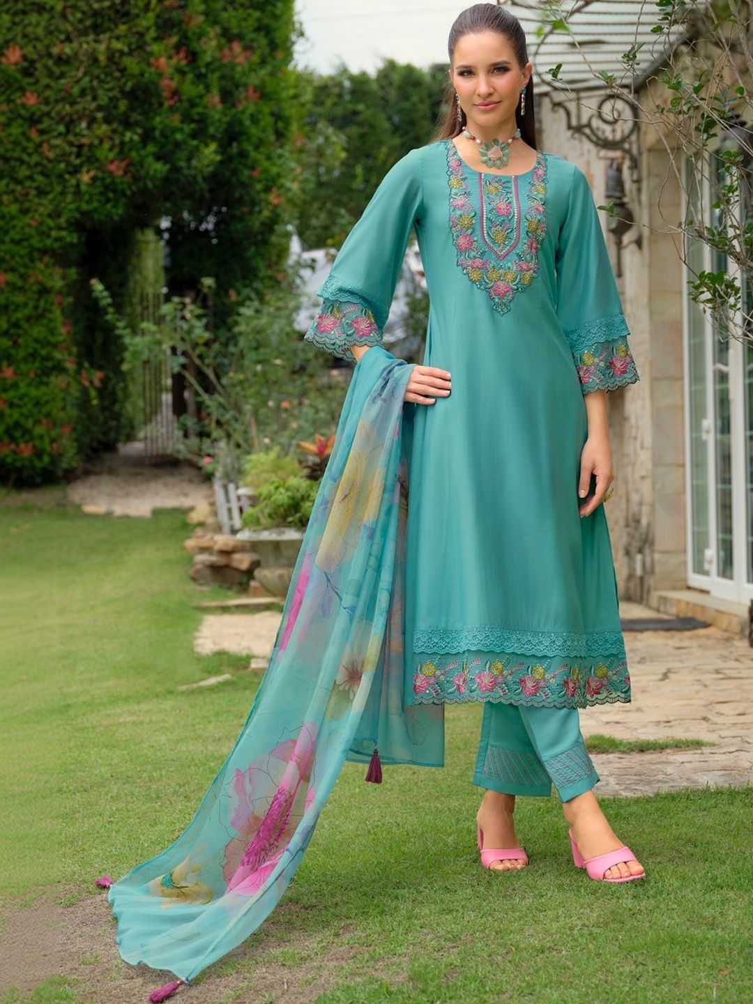 Dhiyona IE Women Floral Embroidered Regular Thread Work Kurta with Trousers & With Dupatta