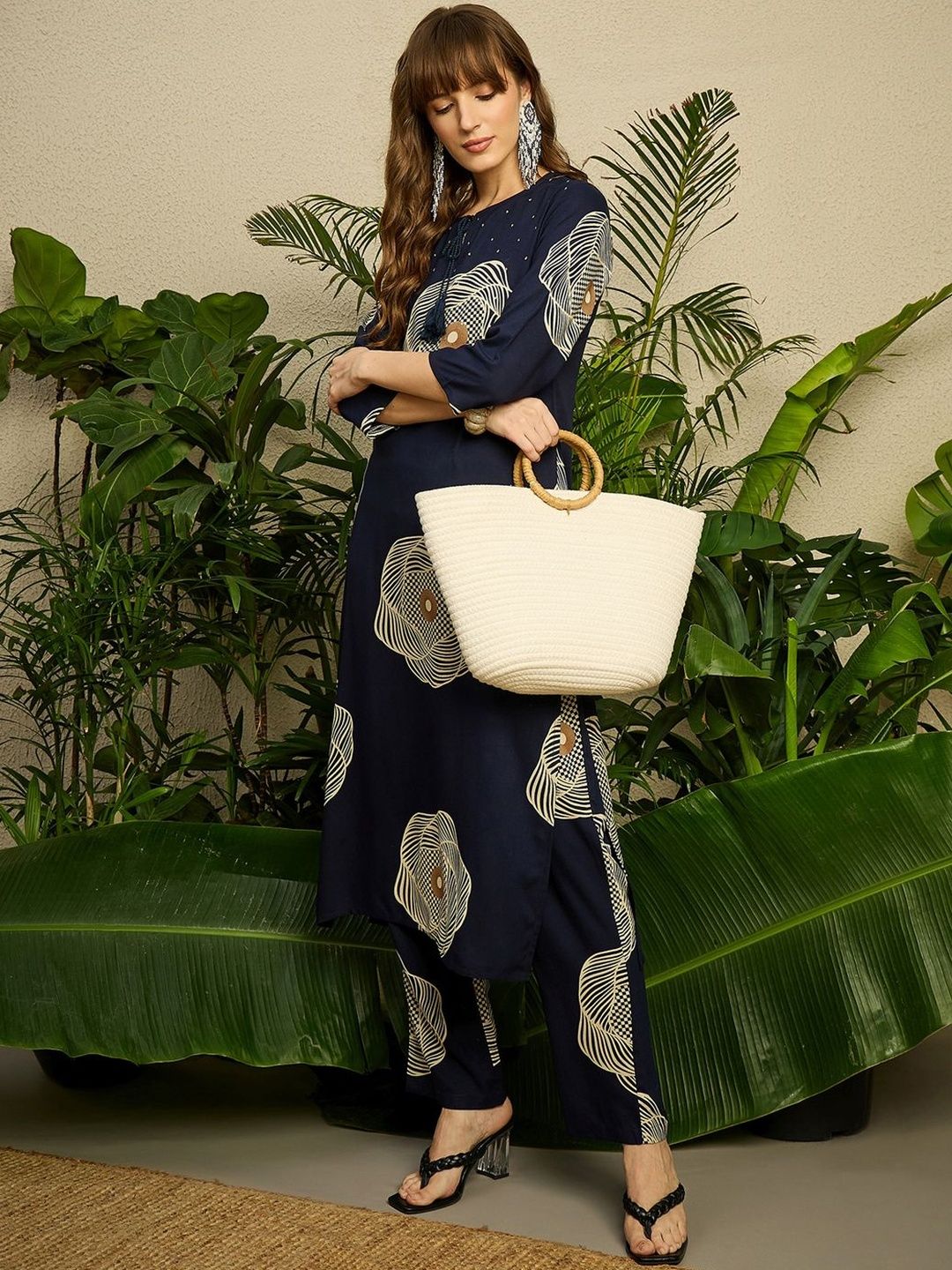 Women Printed Regular Kurta with Trousers