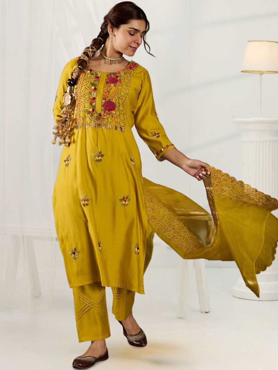 Women Floral Embroidered Regular Thread Work Kurta with Trousers & With Dupatta