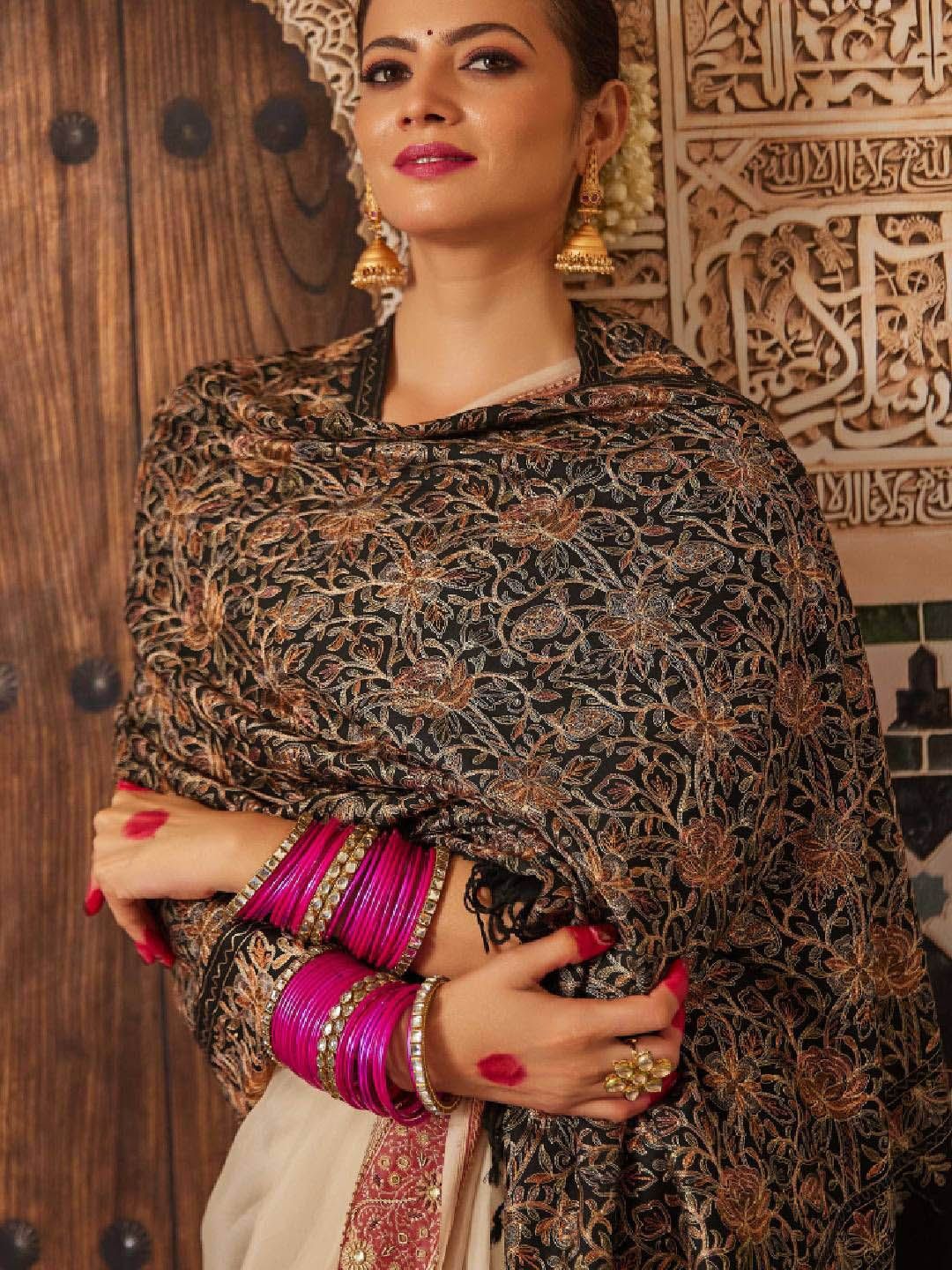 Dhiyona PA Women Paisley Embroidered Shawl