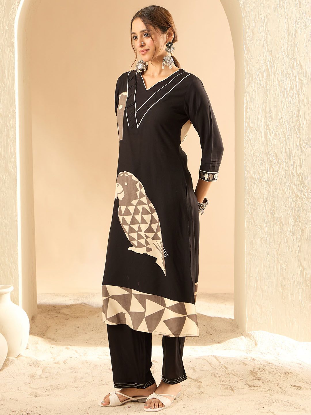 Women Printed Regular Kurta with Trousers