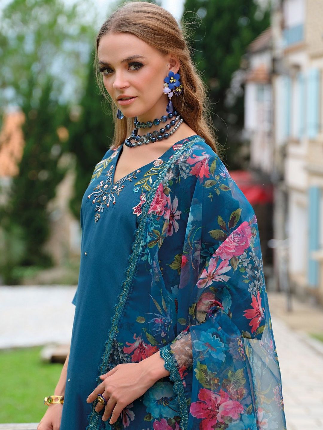 Women Floral Embroidered Regular Thread Work Liva Kurta with Trousers & With Dupatta