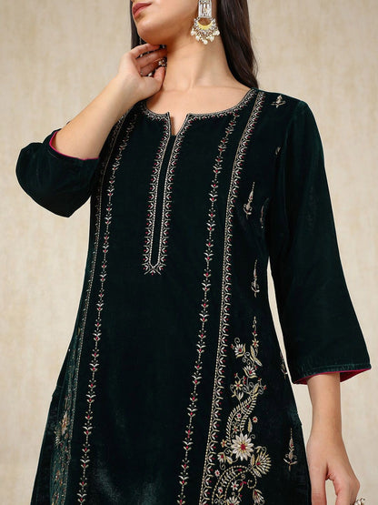 Dhiyona SO Women's Green Floral Embroidered Notch Neck Thread Work Velvet Kurta With Trousers