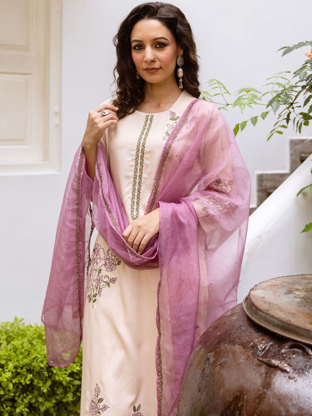 Dhiyona IE Women Floral Embroidered Regular Thread Work Kurta with Trousers & With Dupatta