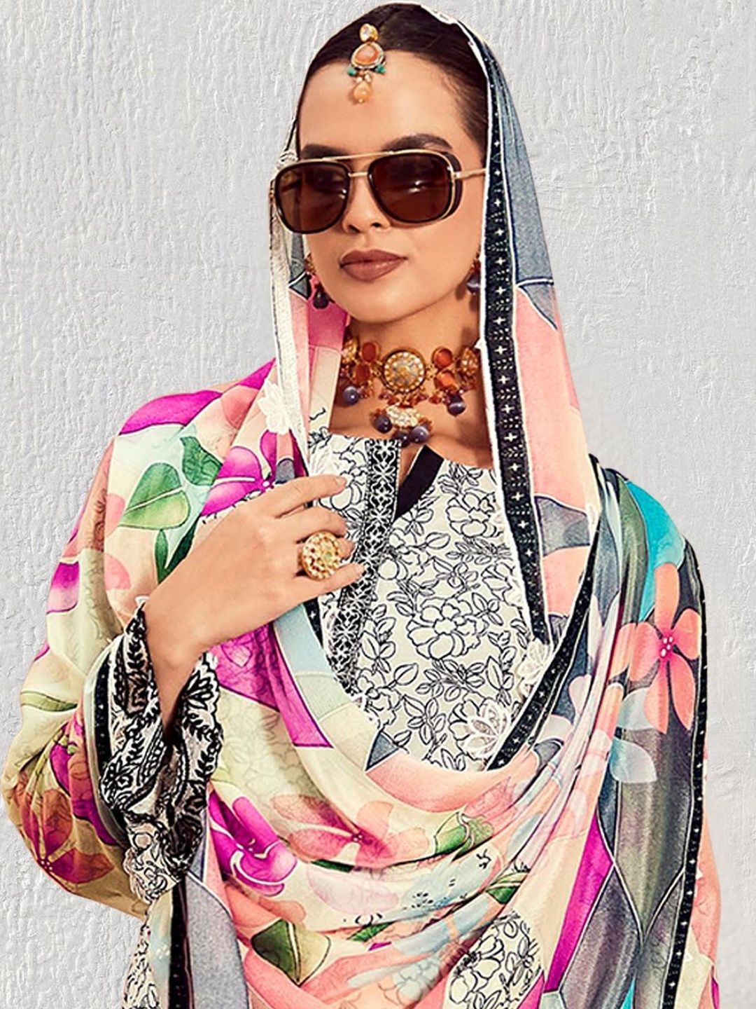 Women Floral Printed Regular Kurta with Trousers & With Dupatta