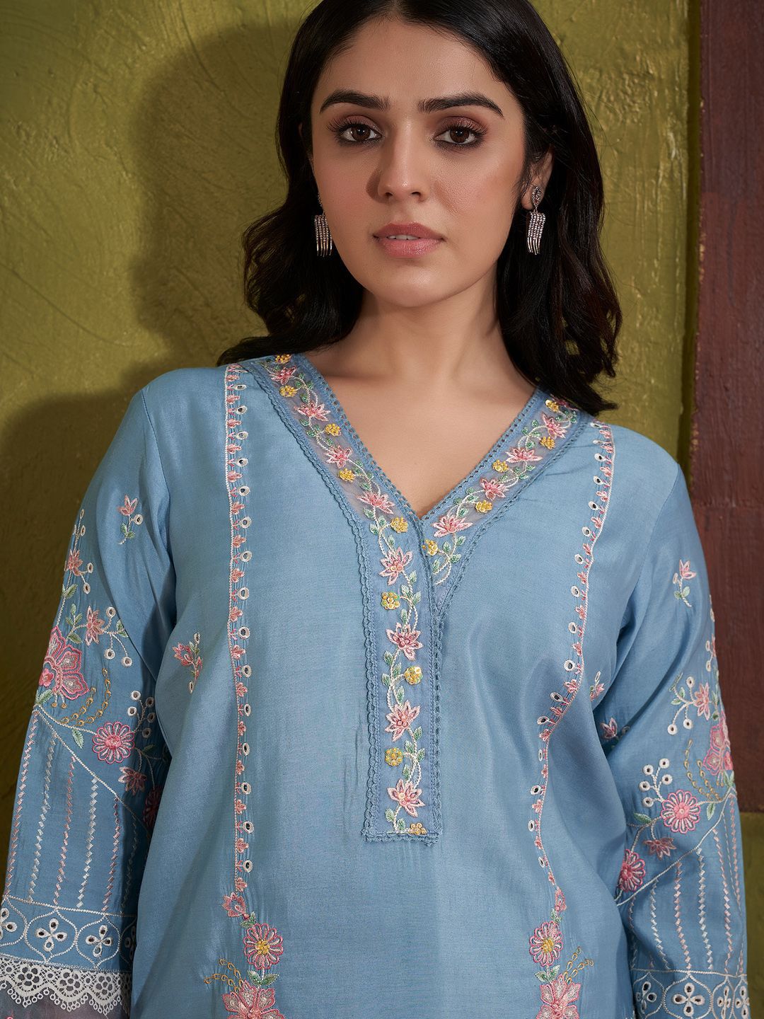 Women Floral Embroidered Regular Thread Work Kurta with Trousers & With Dupatta
