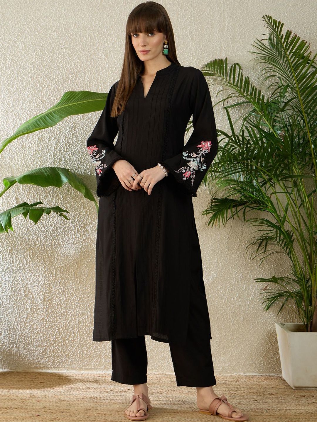 Dhiyona IE Embroidered V-Neck Three-Quarter Sleeves Tunic And Trousers