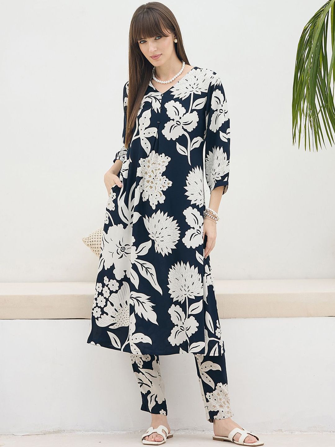 Women Floral Printed Regular Kurta with Trousers