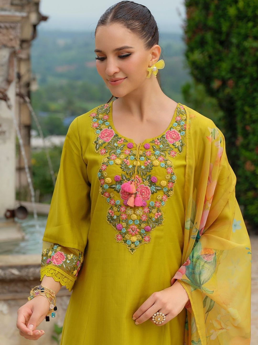 Women Floral Embroidered Regular Thread Work Kurta And Trousers With Dupatta