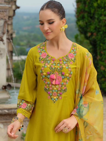 Women Floral Embroidered Regular Thread Work Kurta And Trousers With Dupatta