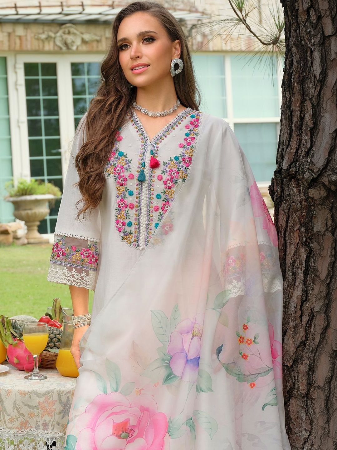Women Floral Embroidered Regular Thread Work Kurta with Trousers & With Dupatta
