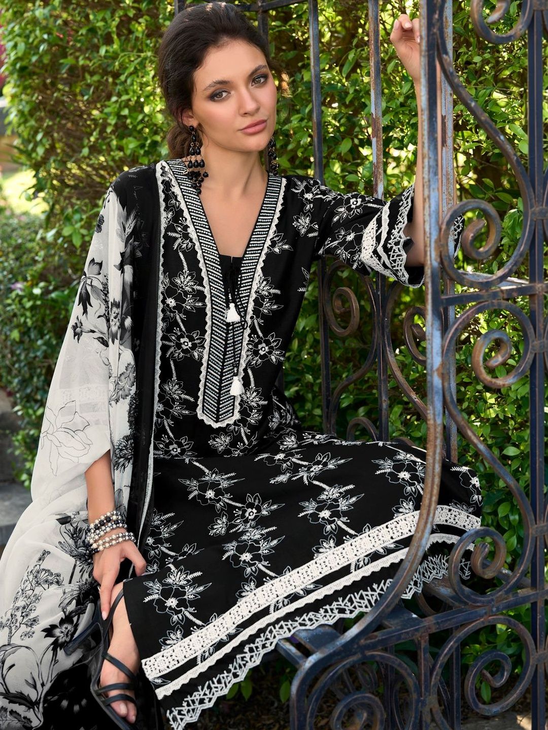 Women Floral Printed Regular Pure Cotton Kurta with Trousers & With Dupatta
