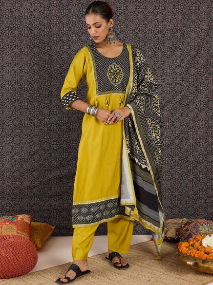 Women Ethnic Motifs Printed Regular Kurta with Trousers & With Dupatta
