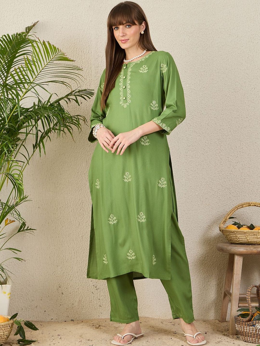 Dhiyona IE Floral Embroidered Round Neck Thread Work Straight Kurta & Trousers