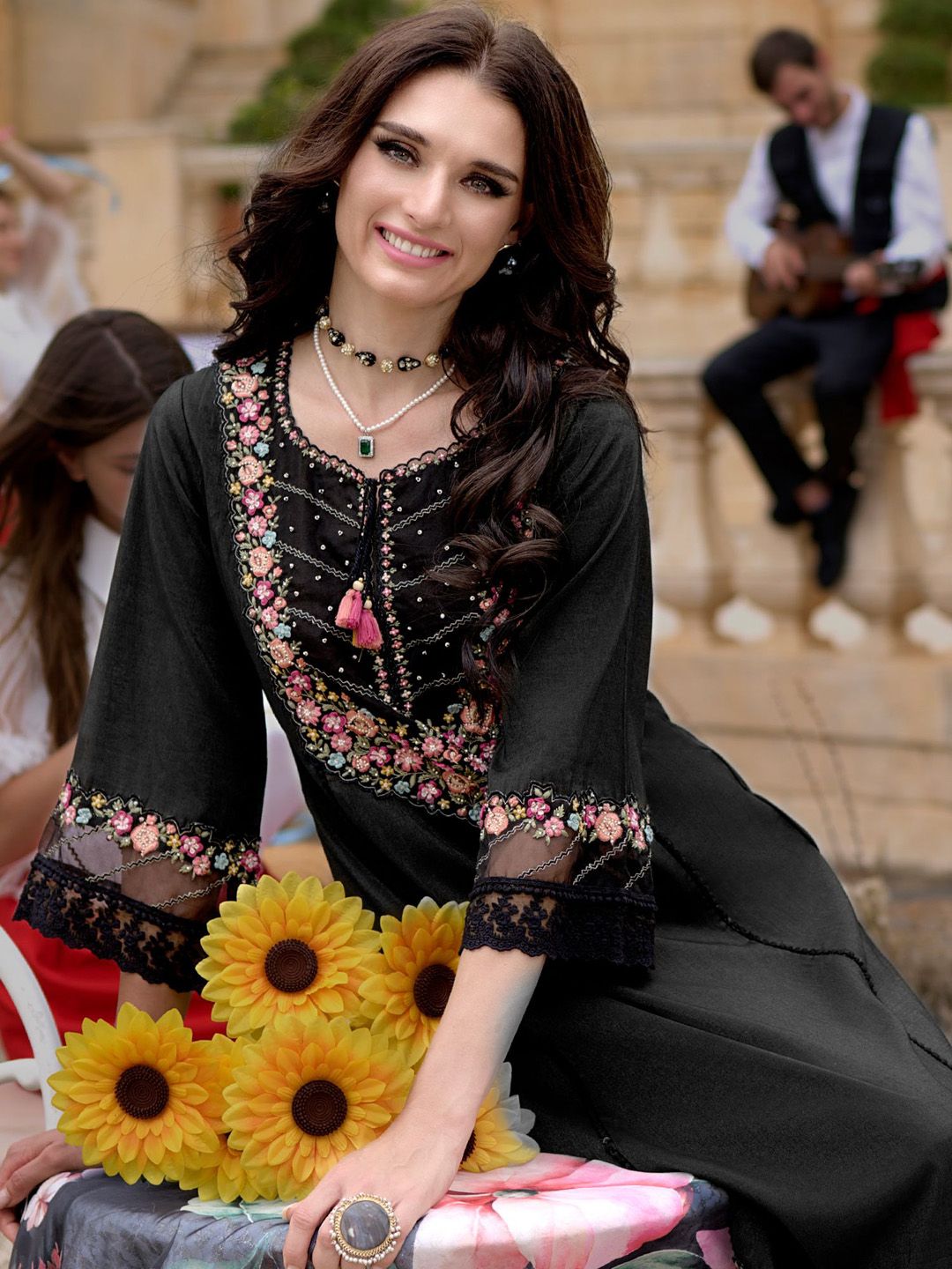 Dhiyona IE Women Floral Embroidered Regular Thread Work Kurta with Trousers & With Dupatta