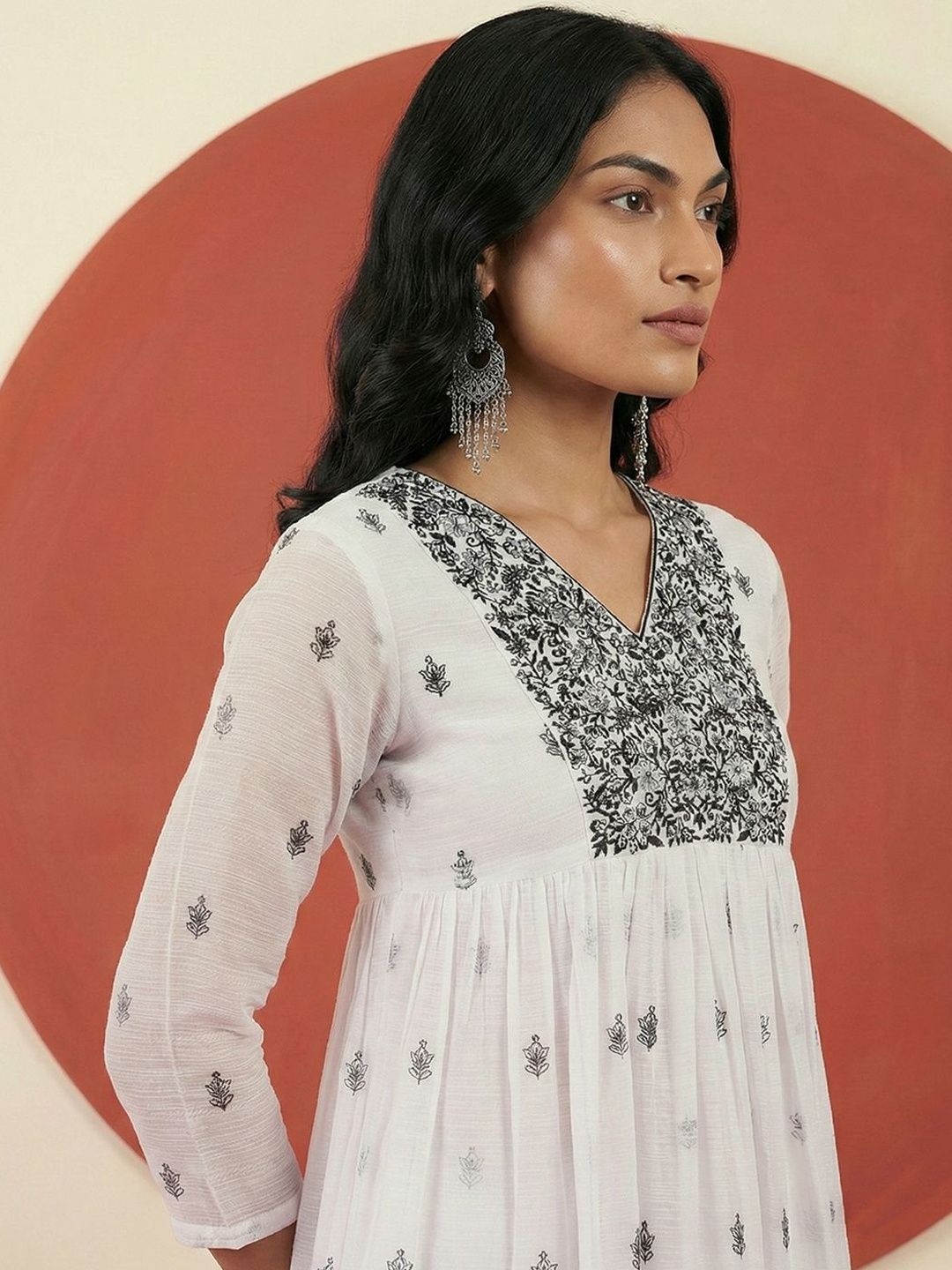 Dhiyona CH Women Ethnic Motifs Embroidered Empire Thread Work Kurta with Trousers