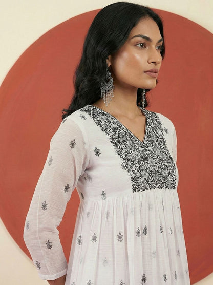 Dhiyona CH Women Ethnic Motifs Embroidered Empire Thread Work Kurta with Trousers