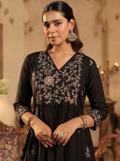 Women Ethnic Motifs Embroidered Kurta with Trousers