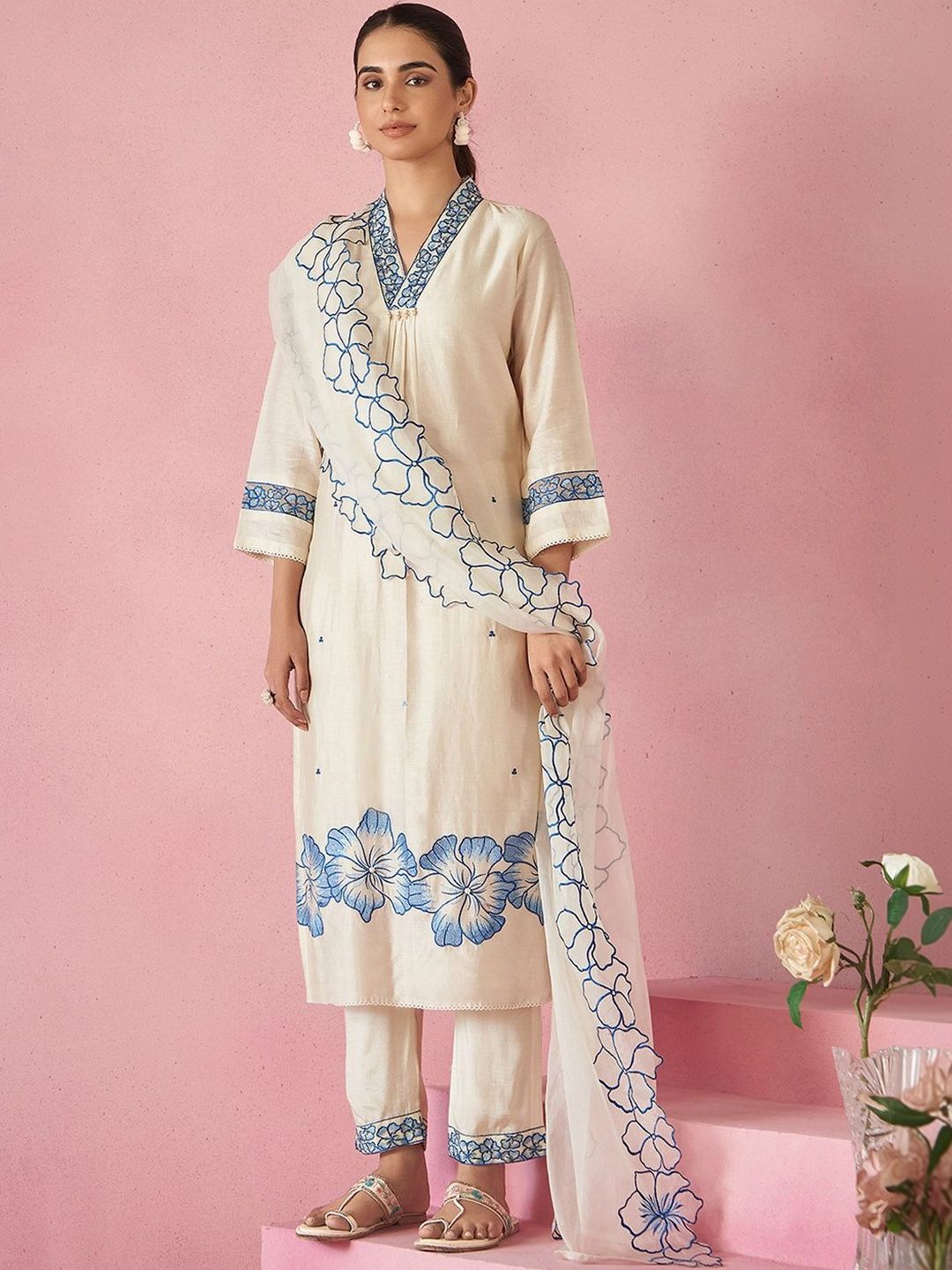 Women Floral Embroidered Regular Thread Work Kurta with Trousers & With Dupatta
