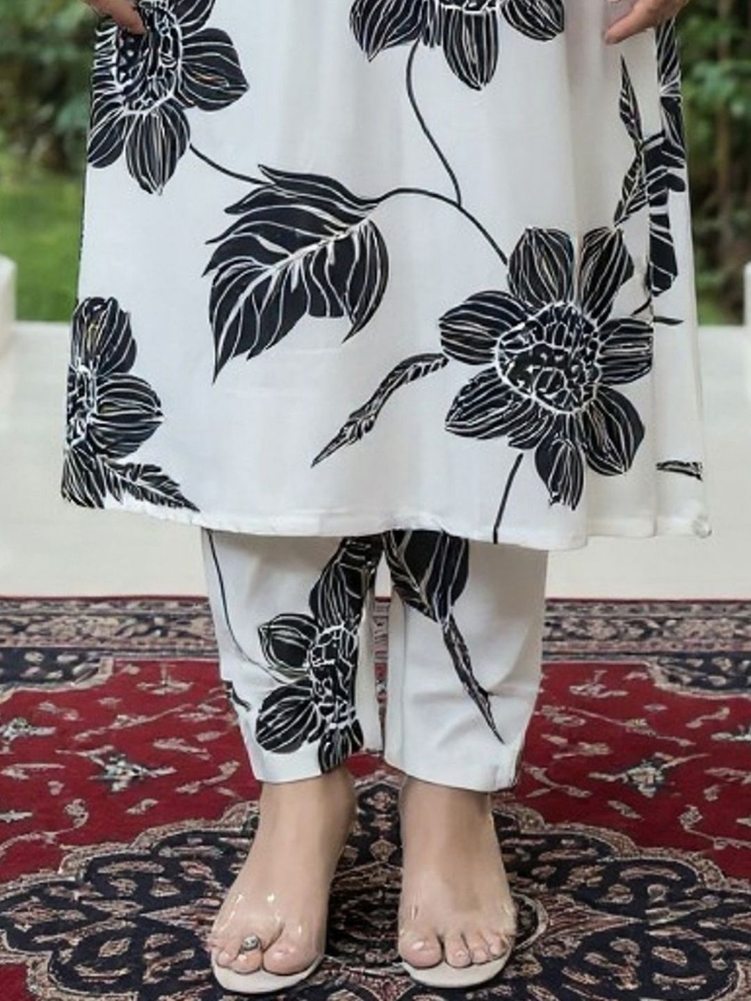 Women Floral Printed Kurta with Trousers