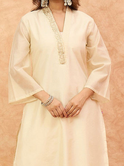 Dhiyona VA Women'sEmbroidered V-Neck Thread Work Kurta with Trousers & With Dupatta