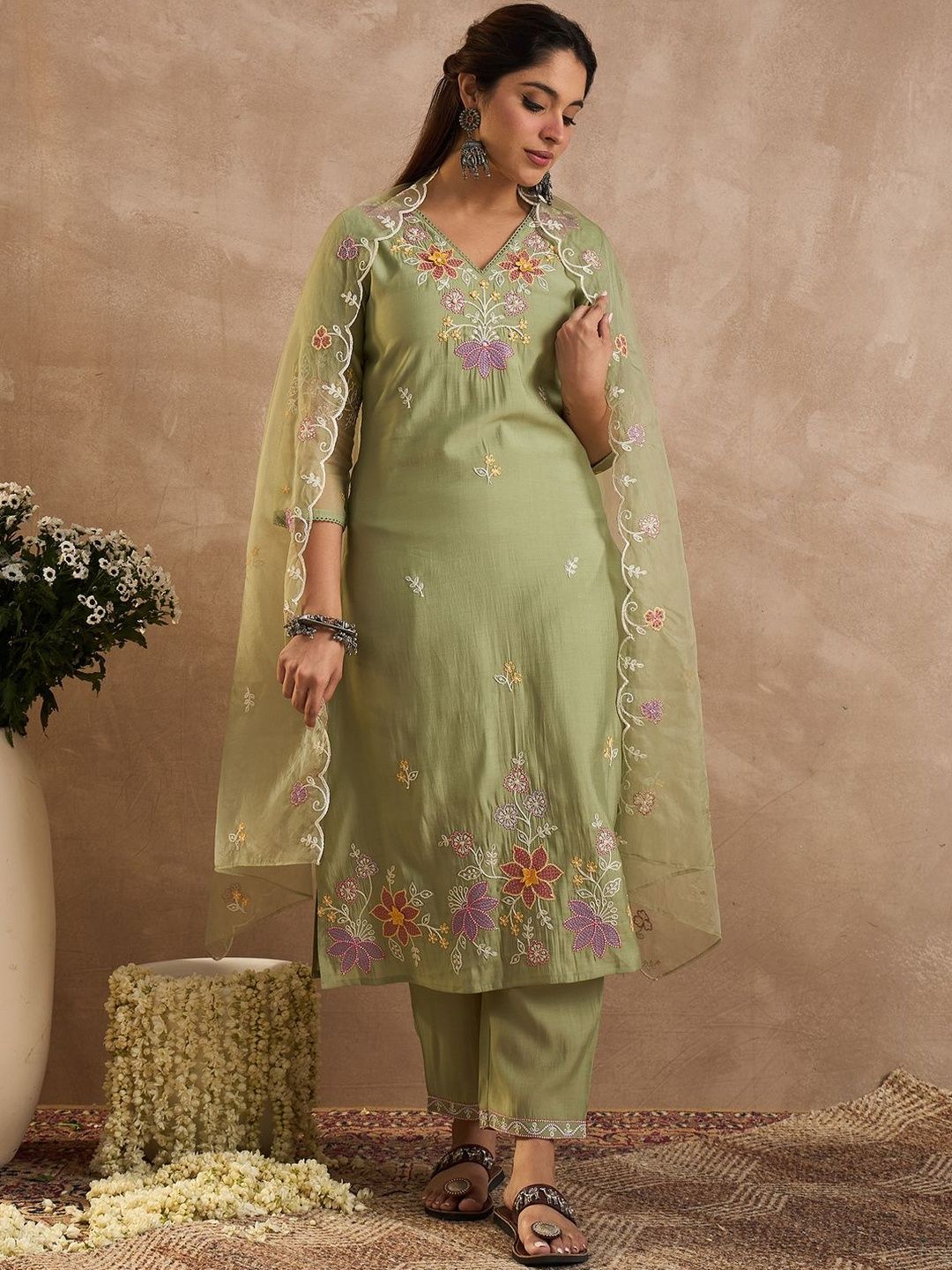 Dhiyona IE Floral Embroidered Straight Thread Work Kurta With Trousers & Dupatta