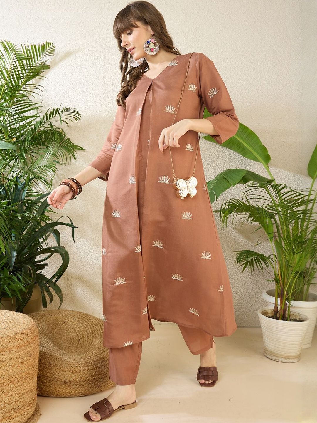 Dhiyona IE Floral Embroidered V-Neck Three-Quarter Sleeves Tunic And Trousers